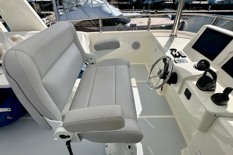 South Paws Yacht Photos Pics Outer Reef 62 SOUTH PAWS - Fly Bridge Helm