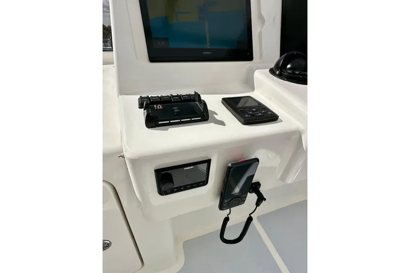 South Paws Yacht Photos Pics Outer Reef 62 SOUTH PAWS - Fly Bridge Helm