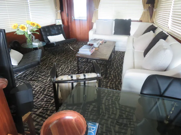 Rive' Gauche Yacht Photos Pics Luxurious interior of a 1986 Hatteras 58 Motor Yacht with elegant seating and decor.