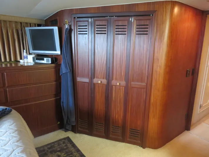Rive' Gauche Yacht Photos Pics Interior of 1986 Hatteras 58 Motor Yacht with wood paneling and TV.