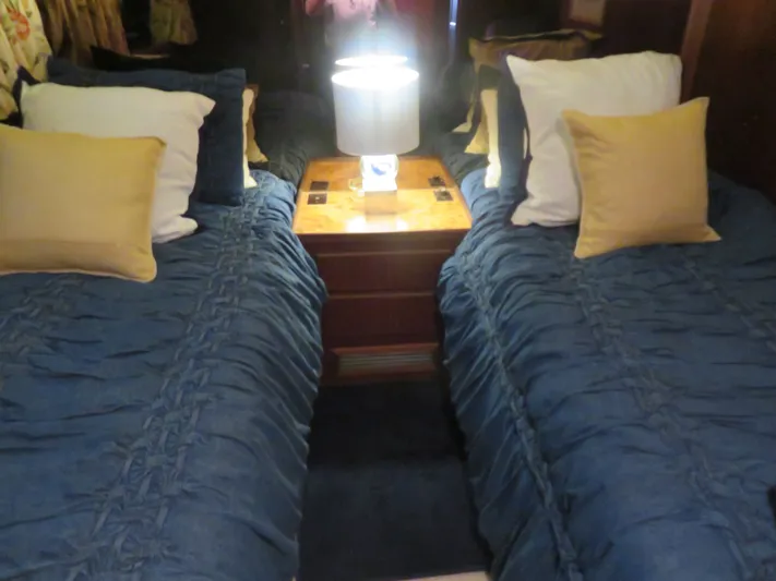 Rive' Gauche Yacht Photos Pics Twin beds with blue bedding in 1986 Hatteras 58 Motor Yacht cabin.