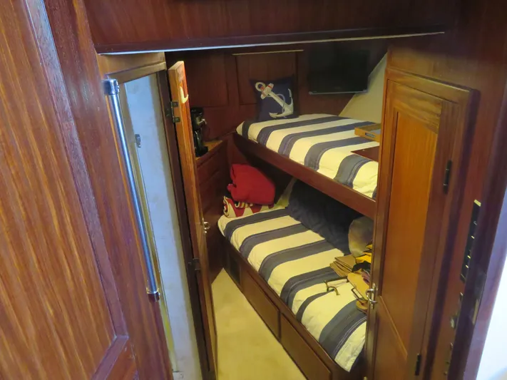 Rive' Gauche Yacht Photos Pics Bunk beds in 1986 Hatteras 58 Motor Yacht cabin with nautical decor.