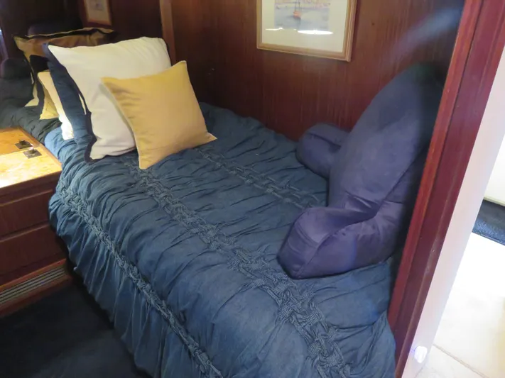 Rive' Gauche Yacht Photos Pics Cozy cabin bed in 1986 Hatteras 58 Motor Yacht with blue bedding and pillows.