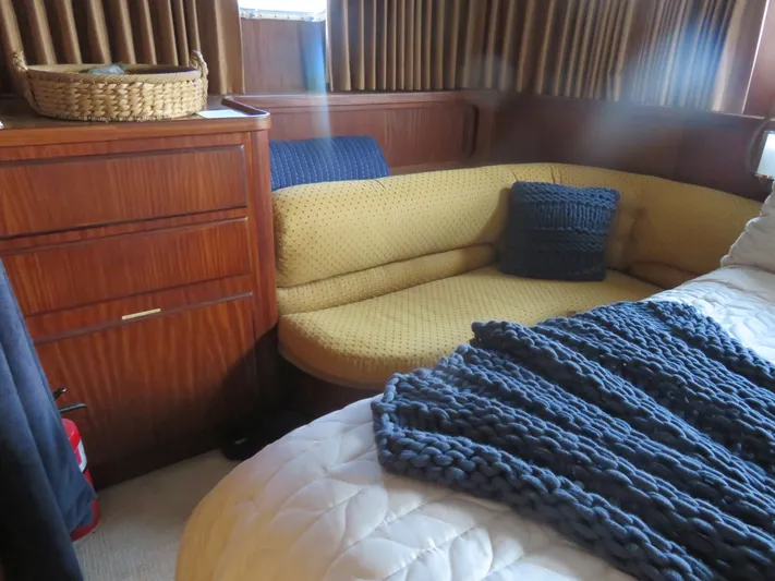 Rive' Gauche Yacht Photos Pics Interior of 1986 Hatteras 58 Motor Yacht with cozy seating and knitted blanket.