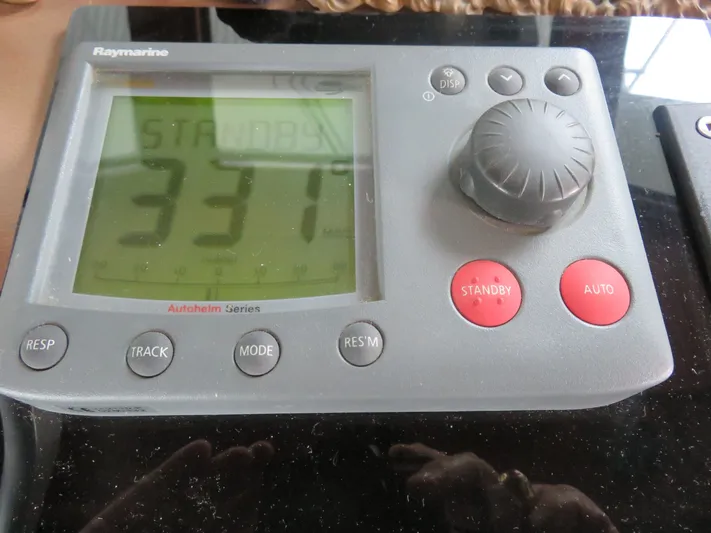 Rive' Gauche Yacht Photos Pics Raymarine Autopilot control panel on 1986 Hatteras 58 Motor Yacht, displaying heading 331.