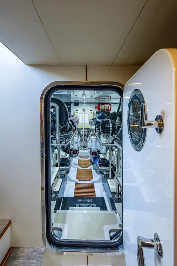 Diane Lynn Yacht Photos Pics 