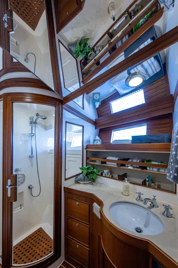 Diane Lynn Yacht Photos Pics 