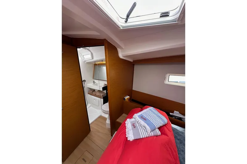  Yacht Photos Pics Interior of 2019 Jeanneau Sun Odyssey 440 yacht, featuring cozy cabin and bathroom.