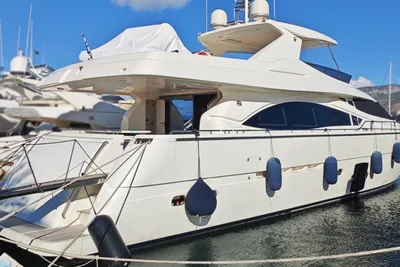 Ferretti Yachts 830