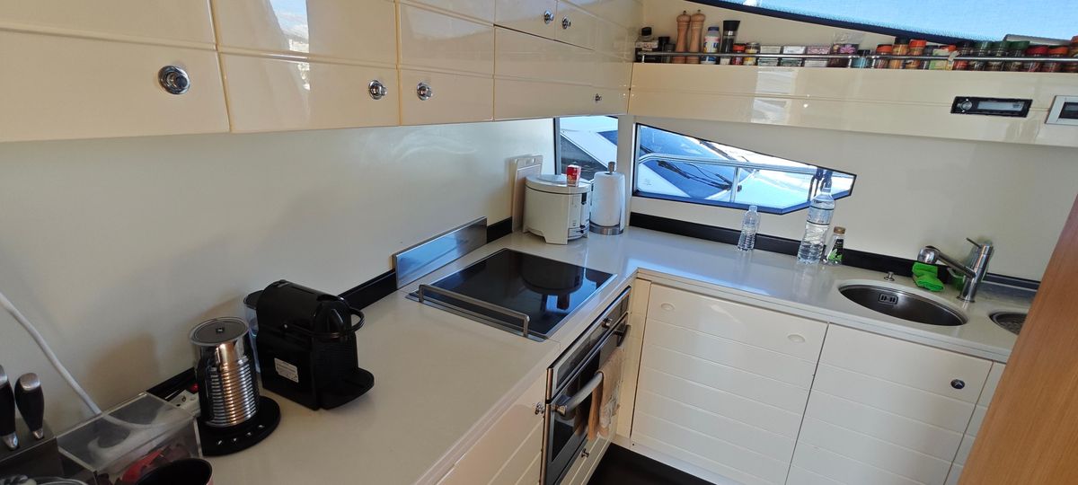 2009 Ferretti Yachts 83 