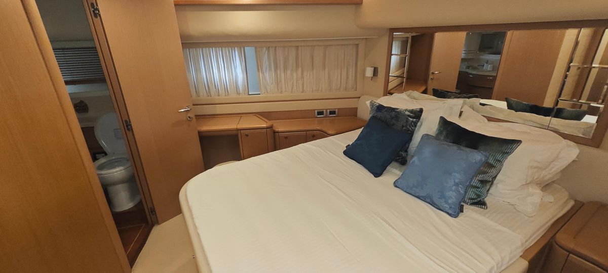 2009 Ferretti Yachts 83 