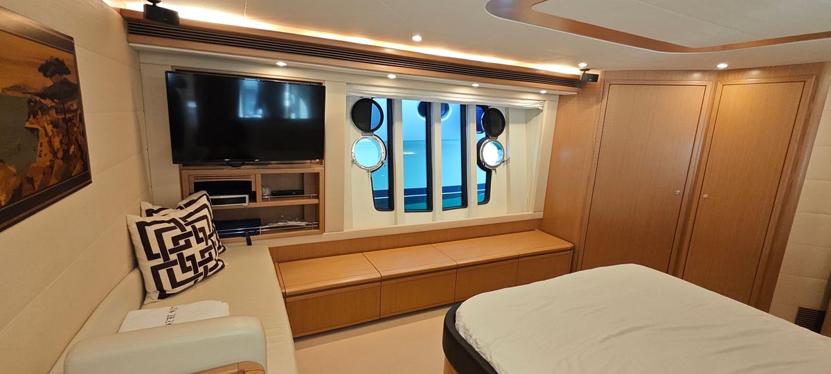 2009 Ferretti Yachts 83 