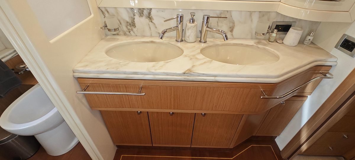 2009 Ferretti Yachts 83 
