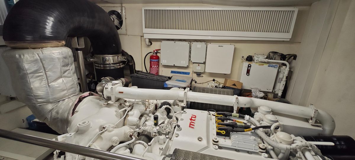 2009 Ferretti Yachts 83 