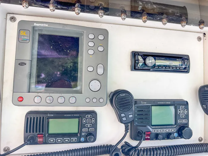 Goggle Eye Yacht Photos Pics 2000 Luhrs 400 Convertible boat dashboard with navigation and communication equipment.