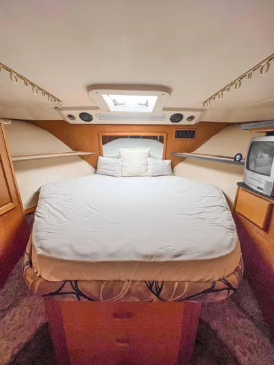 Goggle Eye Yacht Photos Pics 2000 Luhrs 400 Convertible boat cabin with bed and TV.