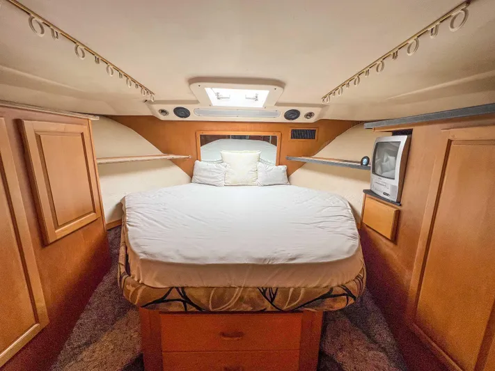 Goggle Eye Yacht Photos Pics 2000 Luhrs 400 Convertible boat cabin with bed and TV
