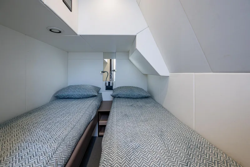 Lucky Ladies Yacht Photos Pics Twin cabin in 2022 Sunseeker Manhattan 68 yacht, featuring modern bedding and sleek design.