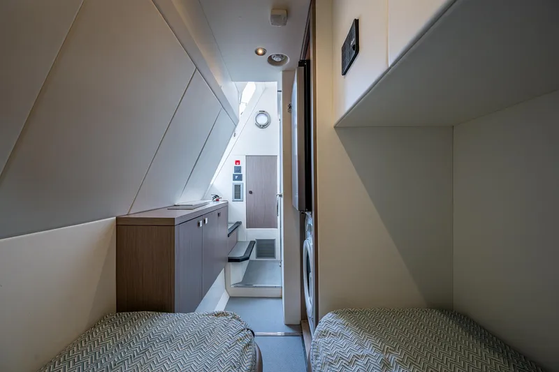 Lucky Ladies Yacht Photos Pics Interior of 2022 Sunseeker Manhattan 68 yacht, featuring twin beds and modern design.