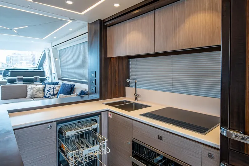 Lucky Ladies Yacht Photos Pics 