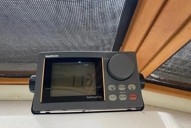 Thistle Do Nicely Yacht Photos Pics Raytheon Raypilot 650 autopilot system on 1997 Navigator 4200 yacht dashboard.