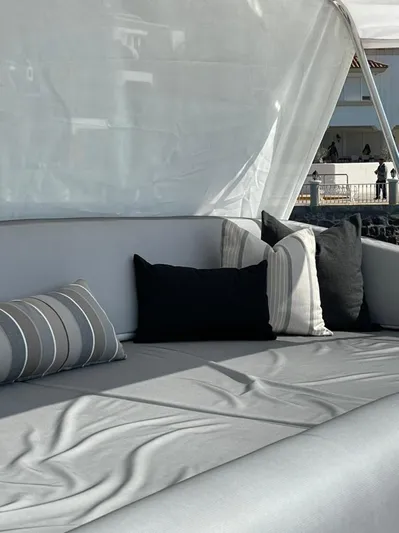 Ganesha Yacht Photos Pics Luxurious seating area on 2003 Azimut 98 Leonardo yacht with stylish cushions.