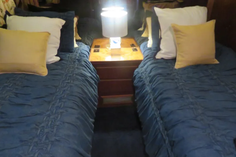 Rive' Gauche Yacht Photos Pics Twin beds with blue bedding in 1986 Hatteras 58 Motor Yacht cabin.