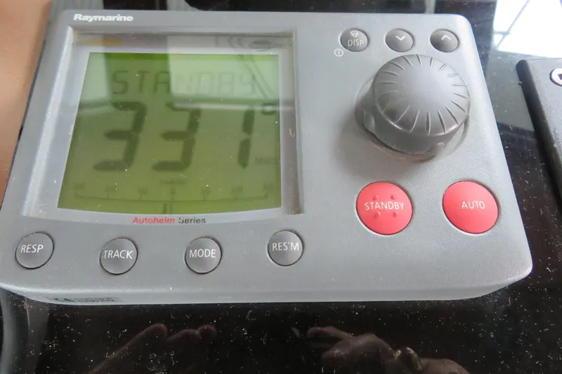 Rive' Gauche Yacht Photos Pics Raymarine Autopilot control panel on 1986 Hatteras 58 Motor Yacht, displaying heading 331.