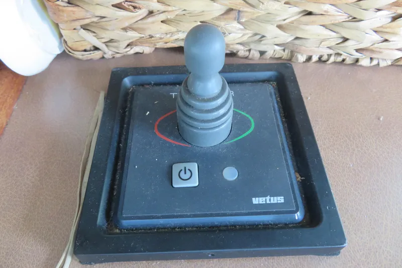 Rive' Gauche Yacht Photos Pics Joystick control panel on 1986 Hatteras 58 Motor Yacht, featuring Vetus branding.