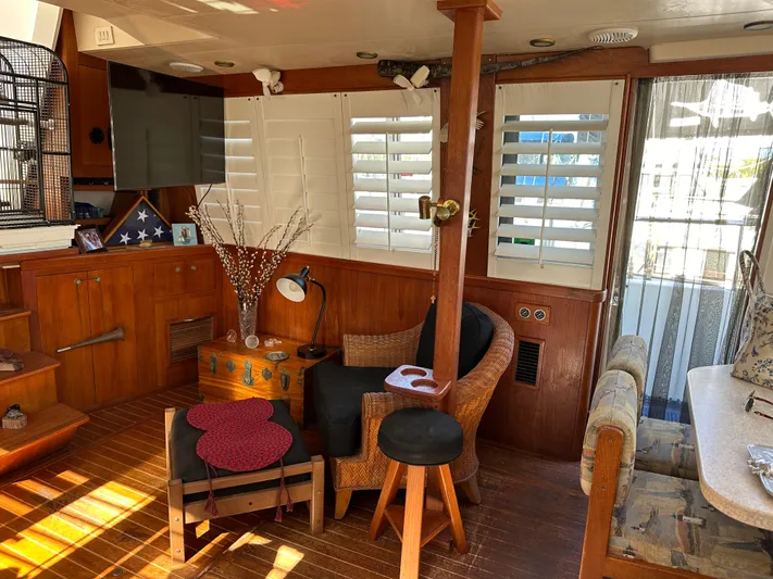 Northstar Yacht Photos Pics Interior of a 2002 Mainship 430 Trawler with cozy seating and wooden decor.