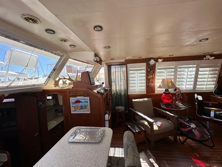 Northstar Yacht Photos Pics Interior of 2002 Mainship 430 Trawler with cozy seating and nautical decor.