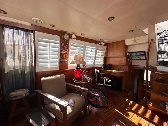 Northstar Yacht Photos Pics Interior of 2002 Mainship 430 Trawler with cozy seating and wooden decor.