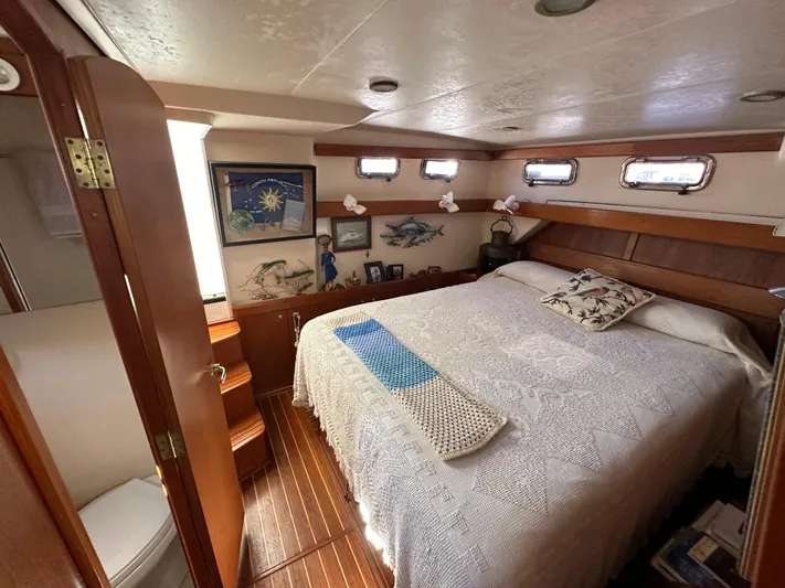 Northstar Yacht Photos Pics Cozy bedroom in 2002 Mainship 430 Trawler with nautical decor and wooden accents.