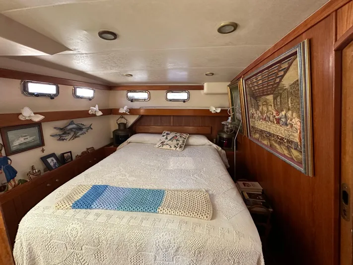 Northstar Yacht Photos Pics Cozy bedroom in 2002 Mainship 430 Trawler with nautical decor and artwork.