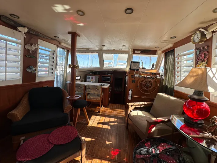 Northstar Yacht Photos Pics Interior of 2002 Mainship 430 Trawler with cozy seating and nautical decor.