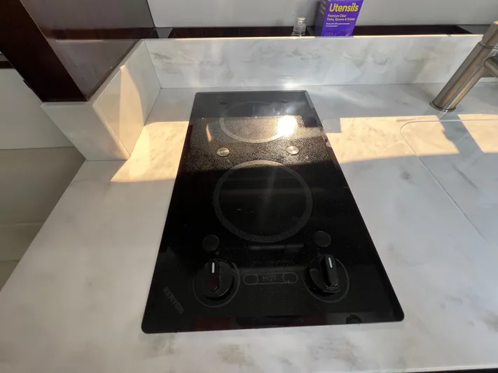  Yacht Photos Pics Glass cooktop on 2018 Sea Ray 350 Sundancer yacht kitchen counter.