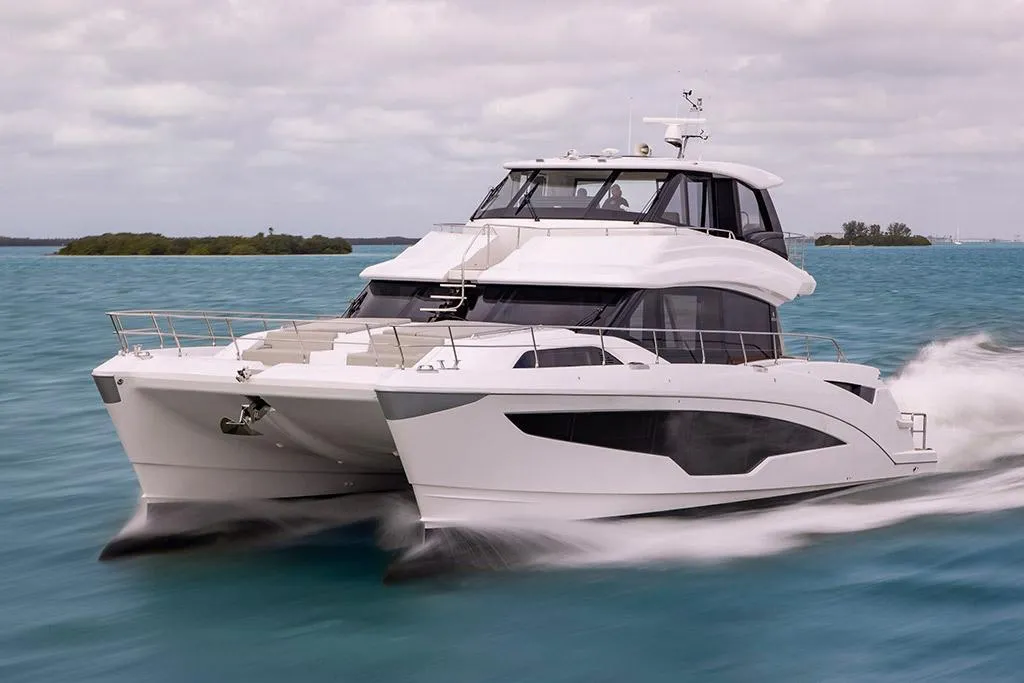 2023-Aquila-70-Luxury-MarineMax