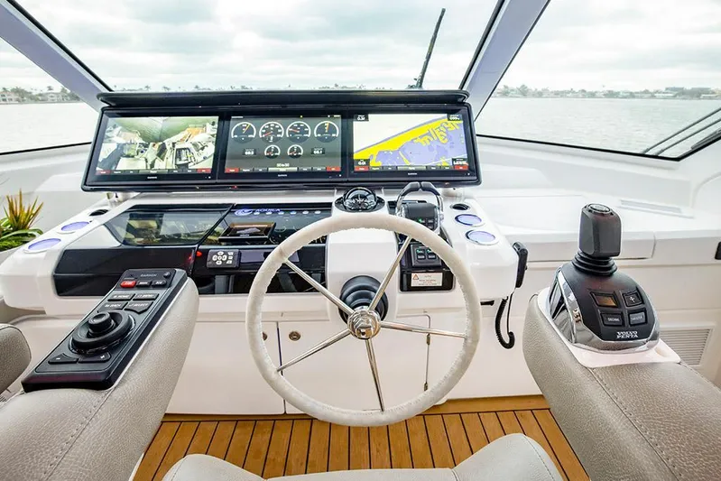  Yacht Photos Pics 2023-Aquila-70-Luxury-MarineMax