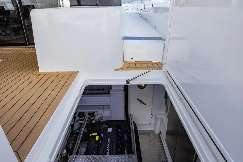  Yacht Photos Pics 2023-Aquila-70-Luxury-MarineMax