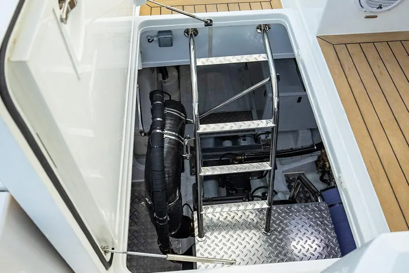  Yacht Photos Pics 2023-Aquila-70-Luxury-MarineMax