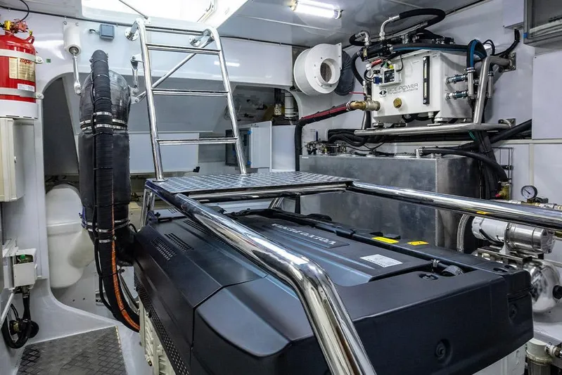  Yacht Photos Pics 2023-Aquila-70-Luxury-MarineMax