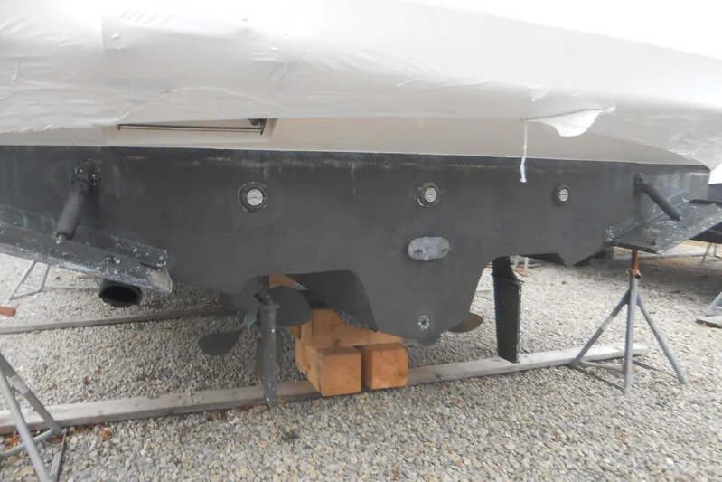  Yacht Photos Pics 2007 Sea Ray 44 Sundancer boat hull and propeller on dry dock.