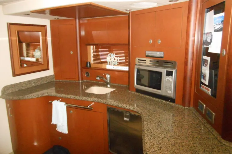  Yacht Photos Pics Luxurious 2007 Sea Ray 44 Sundancer yacht kitchen with granite countertops and modern appliances.