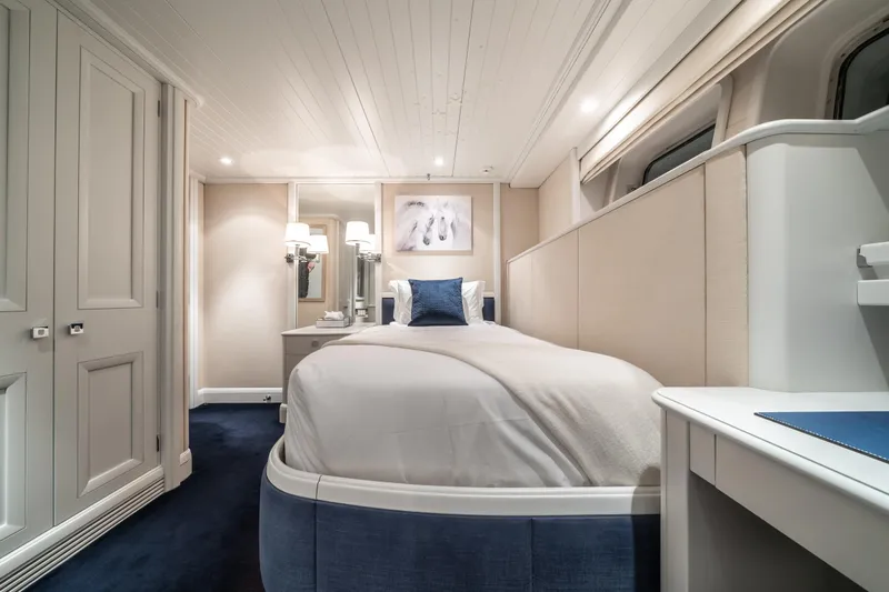 Moatize Yacht Photos Pics Luxurious Pendennis Custom yacht bedroom, 1998 model, featuring elegant decor and comfortable bedding.
