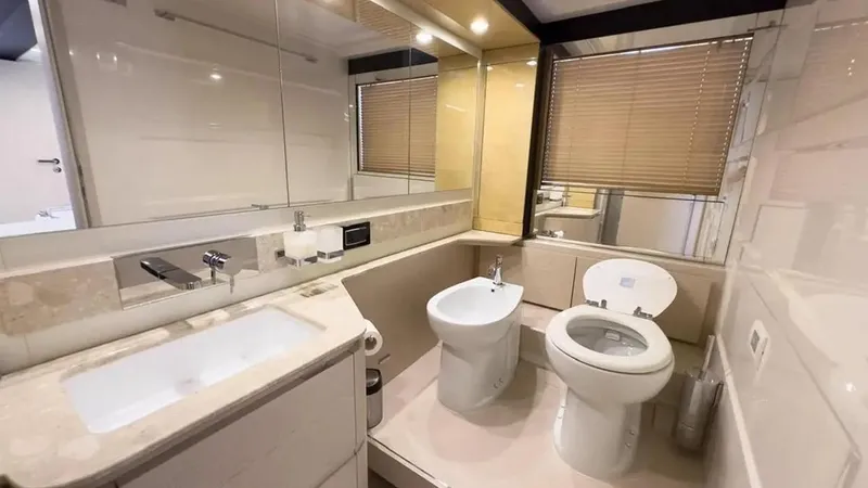  Yacht Photos Pics AZIMUT 66 FLY