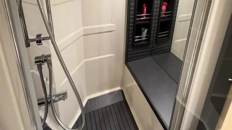  Yacht Photos Pics AZIMUT 66 FLY