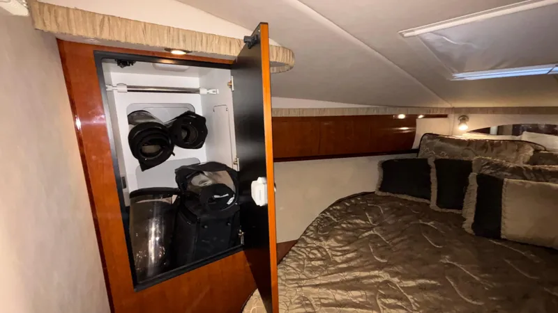  Yacht Photos Pics 2004 Sea Ray 420 Sundancer cabin with open storage and cozy bed.