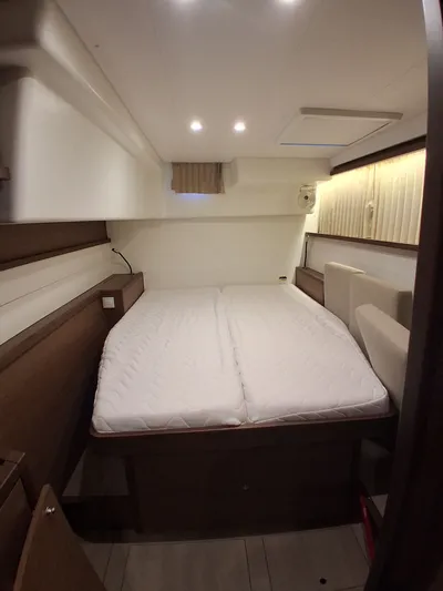 Paper Doll Yacht Photos Pics Interior cabin of 2019 Lagoon 450 F catamaran with a cozy double bed.