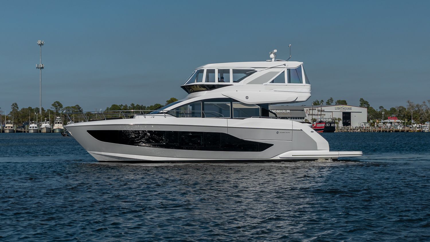 Cruisers Yachts 57 Fly