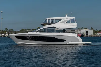 Cruisers Yachts 57 Fly
